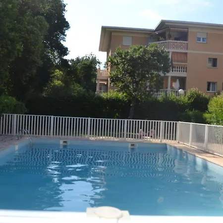Tranquille Avec Jardin Et Piscine Lägenhet