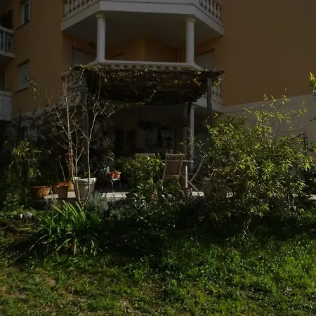 Tranquille Avec Jardin Et Piscine דירה *